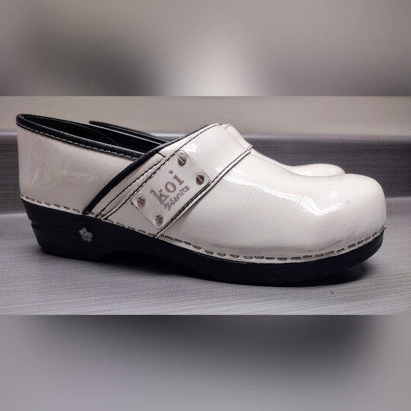 Koi by Sanita Clogs Work Comfort Slip-on Shoes White Patent Leather Size 42/10 - Picture 1 of 14